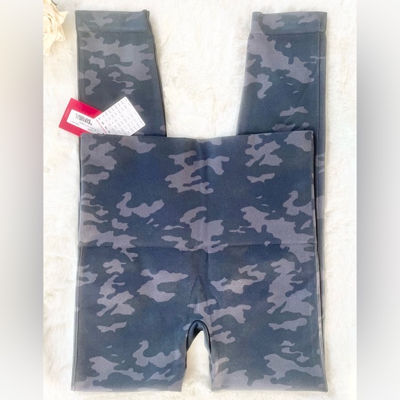 New with tags SPANX “LOOK AT ME NOW LEGGINGS” in BLACK CAMO Sizes XS and Large - Picture 2 of 9